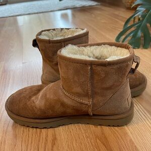 Uggs chestnut size 9